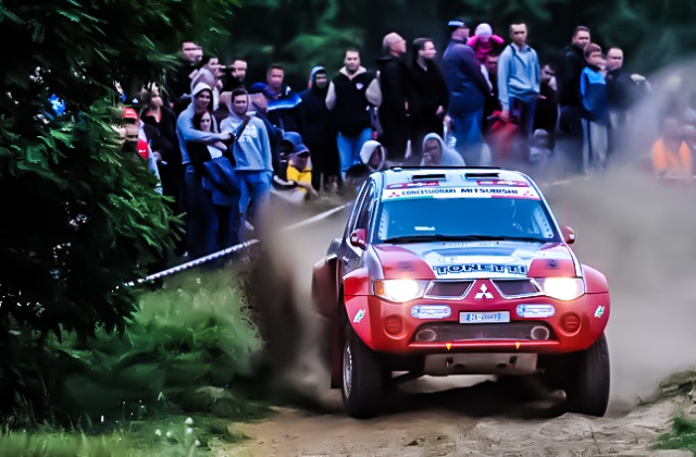 Najlepsi kierowcy rajdowi w autach terenowych i quadach walczą na piaskach poligonu drawskiego. Trwa rajd Baja. Fot. Łukasz Szełemej [PR Szczecin] Baja 2012: Drawsko prawie jak Dakar [ZDJĘCIA]