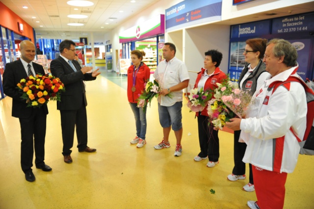 Szczecińscy paraolimpijczycy wrócili do domu. Fot. Łukasz Szełemej [PR Szczecin] IO: Medalistka z Londynu już w domu [WIDEO, ZDJĘCIA]