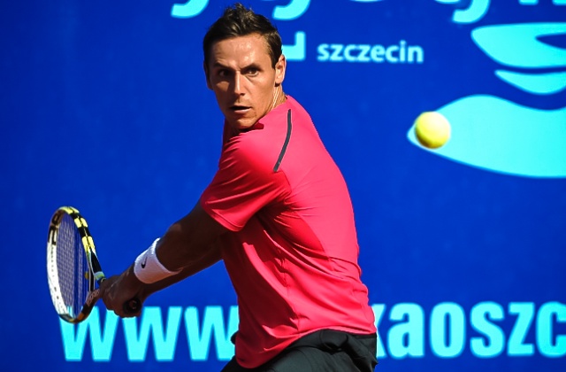 Federico Delbonis (ARG - biały) kontra Nicolas Devilder (FRA - czerwony). Fot. Łukasz Szełemej [PR Szczecin] Pierwszy Polak odpada z Pekao Open [ZDJĘCIA]