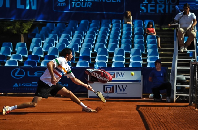 Federico Delbonis (ARG - biały) kontra Nicolas Devilder (FRA - czerwony). Fot. Łukasz Szełemej [PR Szczecin]Federico Delbonis (ARG - biały) kontra Nicolas Devilder (FRA - czerwony). Fot. Łukasz Szełemej [PR Szczecin] Pierwszy Polak odpada z Pekao Open [ZDJĘCIA]