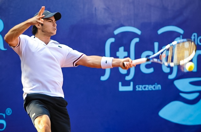Jonathan Dasnieres De Veigy (FRA - biały) kontra Dusan Lajovic (SRB - czerwony). Fot. Łukasz Szełemej [PR Szczecin] Pierwszy Polak odpada z Pekao Open [ZDJĘCIA]