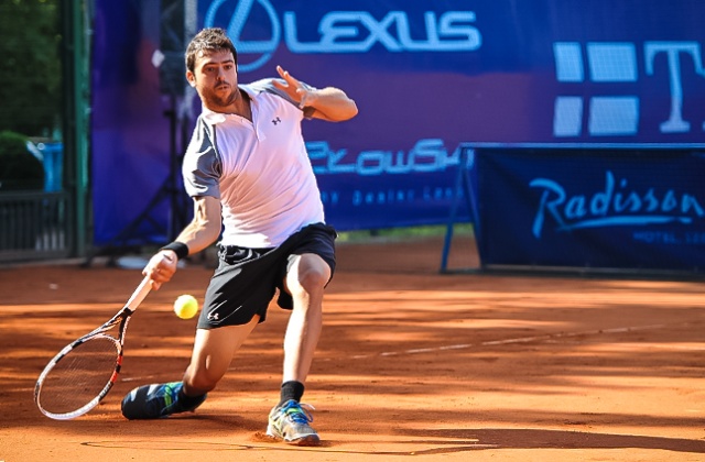 Guillaume Rufin (FRA - biały) kontra Inigo Cevantes (ESP - biały z czapką). Fot. Łukasz Szełemej [PR Szczecin] Pierwszy Polak odpada z Pekao Open [ZDJĘCIA]