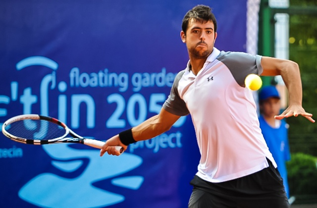 Guillaume Rufin (FRA - biały) kontra Inigo Cevantes (ESP - biały z czapką). Fot. Łukasz Szełemej [PR Szczecin] Pierwszy Polak odpada z Pekao Open [ZDJĘCIA]