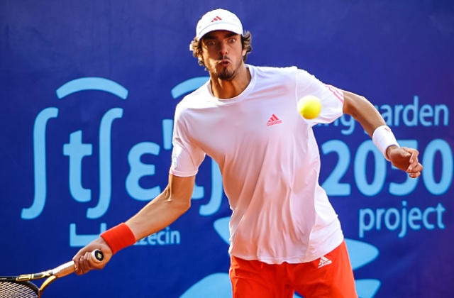 Guillaume Rufin (FRA - biały) kontra Inigo Cevantes (ESP - biały z czapką). Fot. Łukasz Szełemej [PR Szczecin] Pierwszy Polak odpada z Pekao Open [ZDJĘCIA]