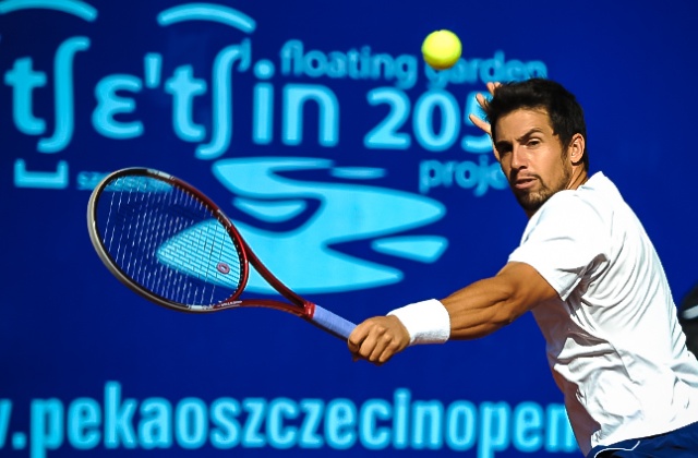 Daniel Munoz De La Nava (ESP - biały) kontra Piotr Gadomski (POL - czerwony). Fot. Łukasz Szełemej [PR Szczecin] Pierwszy Polak odpada z Pekao Open [ZDJĘCIA]