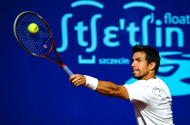 Daniel Munoz De La Nava (ESP - biały) kontra Piotr Gadomski (POL - czerwony). Fot. Łukasz Szełemej [PR Szczecin] Pierwszy Polak odpada z Pekao Open [ZDJĘCIA]