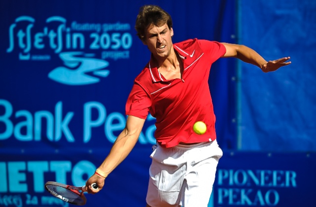 Daniel Munoz De La Nava (ESP - biały) kontra Piotr Gadomski (POL - czerwony). Fot. Łukasz Szełemej [PR Szczecin] Pierwszy Polak odpada z Pekao Open [ZDJĘCIA]