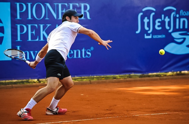 Jonathan Dasnieres De Veigy (FRA - biały) kontra Dusan Lajovic (SRB - czerwony). Fot. Łukasz Szełemej [PR Szczecin] Pierwszy Polak odpada z Pekao Open [ZDJĘCIA]