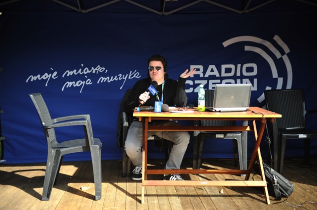 Szczecińska Lista Przebojów w Radiu Szczecin w piątek prosto z kortów - nasi dziennikarze poprowadzą program na żywo i to będzie jedna z atrakcji kolejnego dnia tenisowego challengera Pekao Szczecin Open 2012. Fot. Łukasz Szełemej [PR Szczecin] Radio Szczecin gra z gwiazdami na kortach [ZDJĘCIA]