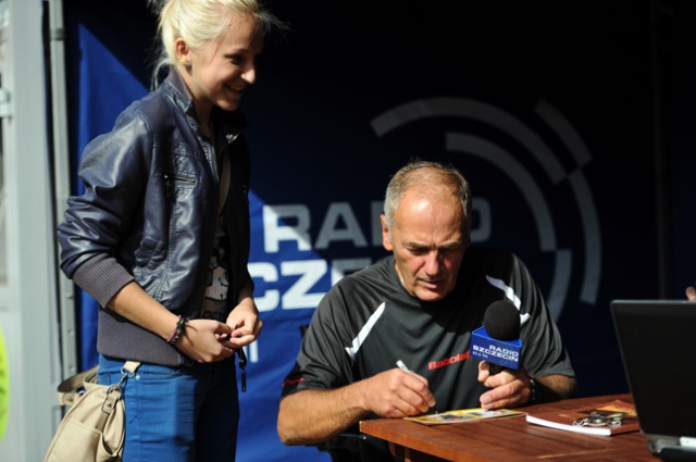 Szczecińska Lista Przebojów w Radiu Szczecin w piątek prosto z kortów - nasi dziennikarze poprowadzą program na żywo i to będzie jedna z atrakcji kolejnego dnia tenisowego challengera Pekao Szczecin Open 2012. Fot. Łukasz Szełemej [PR Szczecin] Radio Szczecin gra z gwiazdami na kortach [ZDJĘCIA]