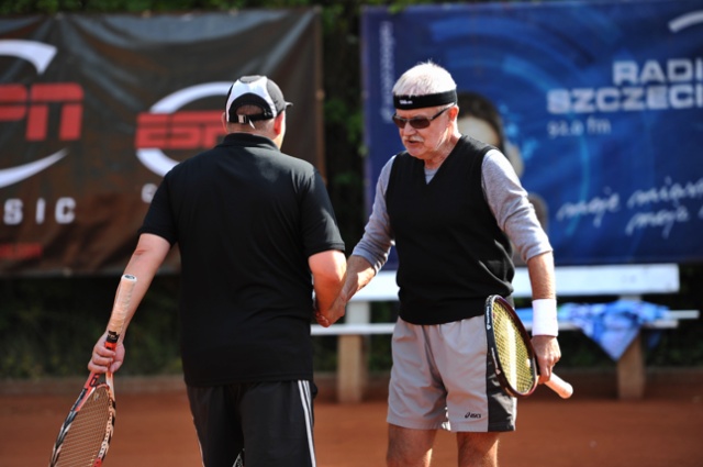 Polskie gwiazdy filmu, teatru i kabaretu można zobaczyć na kortach przy al. Wojska Polskiego w Szczecinie. Fot. Łukasz Szełemej [PR Szczecin] Gwiazdy na kortach! Turniej Artystów [DUŻO ZDJĘĆ]