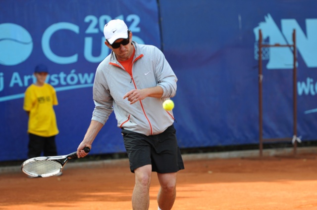 Polskie gwiazdy filmu, teatru i kabaretu można zobaczyć na kortach przy al. Wojska Polskiego w Szczecinie. Fot. Łukasz Szełemej [PR Szczecin] Gwiazdy na kortach! Turniej Artystów [DUŻO ZDJĘĆ]