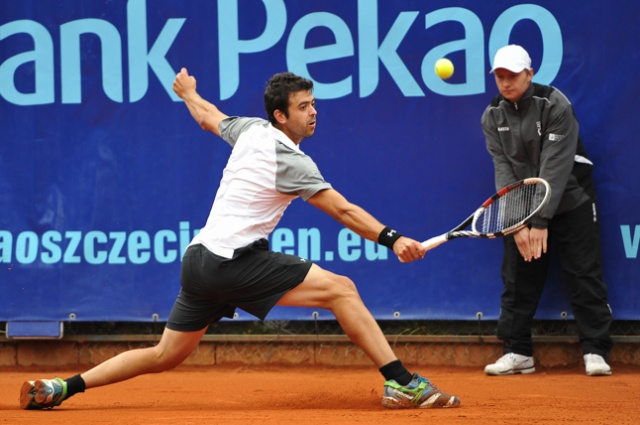 Hiszpan Inigo Cervantes (na zdj.) w drugim półfinale wygrał z Ukraińscem Ivanem Sergeyewem 7:5, 6:3. Fot. Łukasz Szełemej [PR Szczecin] Rumuńsko-hiszpański finał Pekao Szczecin Open [ZDJĘCIA]
