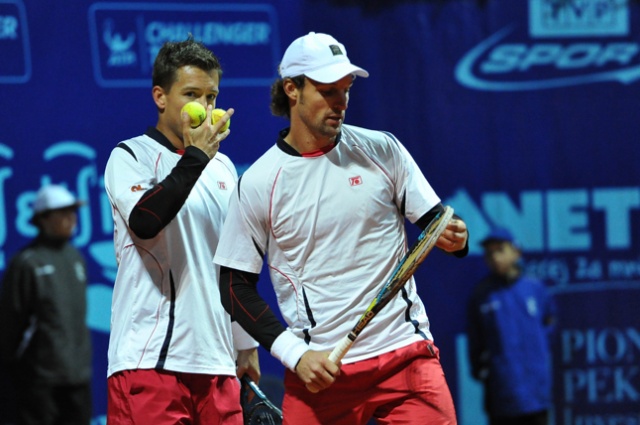 Mateusz Kowalczyk i szczecinianin Tomasz Bednarek przegrali z Niemcami Andre Begemannem i Martinem Emmrichem. Fot. Łukasz Szełemej [PR Szczecin] Polski debel przegrał w finale [ZDJĘCIA]