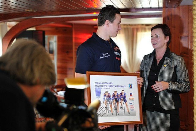 Kolarze torowi Piasta Szczecin zdobyli na Mistrzostwach Europy na Litwie srebrny medal w drużynowym sprincie olimpijskim. Fot. Łukasz Szełemej [Radio Szczecin] Razem zdobyli medal, ale nie wszyscy go dostali