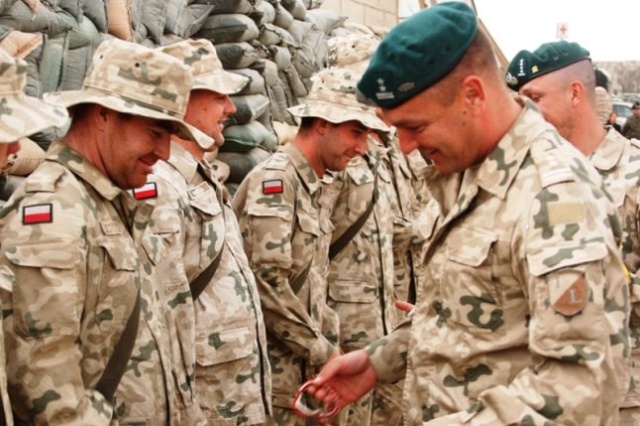 Bransoletki z linek spadochronowych dostali od amerykańskiego weterana polscy żołnierze w Afganistanie. Fot. kpt. Janusz Błaszczak [PKW Afganistan] Dwunastka z biało-czerwonymi opaskami [ZDJĘCIA]