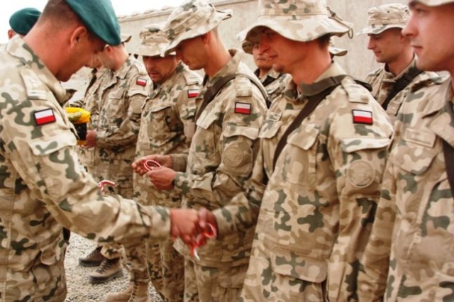 Bransoletki z linek spadochronowych dostali od amerykańskiego weterana polscy żołnierze w Afganistanie. Fot. kpt. Janusz Błaszczak [PKW Afganistan] Dwunastka z biało-czerwonymi opaskami [ZDJĘCIA]