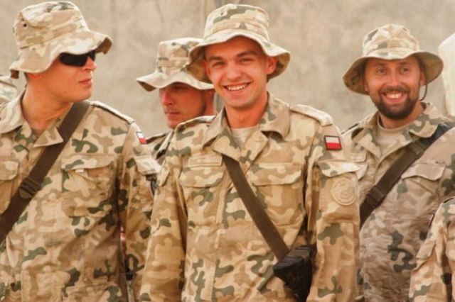 Bransoletki z linek spadochronowych dostali od amerykańskiego weterana polscy żołnierze w Afganistanie. Fot. kpt. Janusz Błaszczak [PKW Afganistan] Dwunastka z biało-czerwonymi opaskami [ZDJĘCIA]