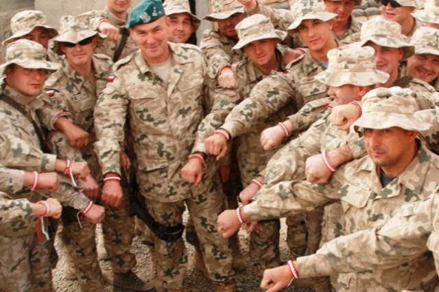 Bransoletki z linek spadochronowych dostali od amerykańskiego weterana polscy żołnierze w Afganistanie. Fot. kpt. Janusz Błaszczak [PKW Afganistan] Dwunastka z biało-czerwonymi opaskami [ZDJĘCIA]