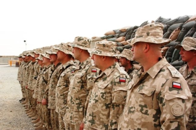 Bransoletki z linek spadochronowych dostali od amerykańskiego weterana polscy żołnierze w Afganistanie. Fot. kpt. Janusz Błaszczak [PKW Afganistan] Dwunastka z biało-czerwonymi opaskami [ZDJĘCIA]