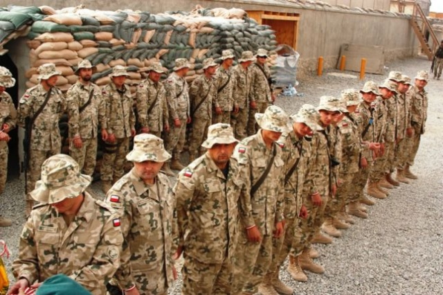 Bransoletki z linek spadochronowych dostali od amerykańskiego weterana polscy żołnierze w Afganistanie. Fot. kpt. Janusz Błaszczak [PKW Afganistan] Dwunastka z biało-czerwonymi opaskami [ZDJĘCIA]