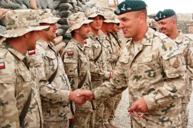 Bransoletki z linek spadochronowych dostali od amerykańskiego weterana polscy żołnierze w Afganistanie. Fot. kpt. Janusz Błaszczak [PKW Afganistan] Dwunastka z biało-czerwonymi opaskami [ZDJĘCIA]