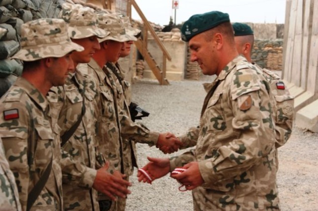 Bransoletki z linek spadochronowych dostali od amerykańskiego weterana polscy żołnierze w Afganistanie. Fot. kpt. Janusz Błaszczak [PKW Afganistan] Dwunastka z biało-czerwonymi opaskami [ZDJĘCIA]