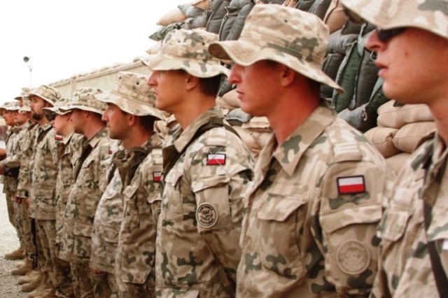 Bransoletki z linek spadochronowych dostali od amerykańskiego weterana polscy żołnierze w Afganistanie. Fot. kpt. Janusz Błaszczak [PKW Afganistan] Dwunastka z biało-czerwonymi opaskami [ZDJĘCIA]