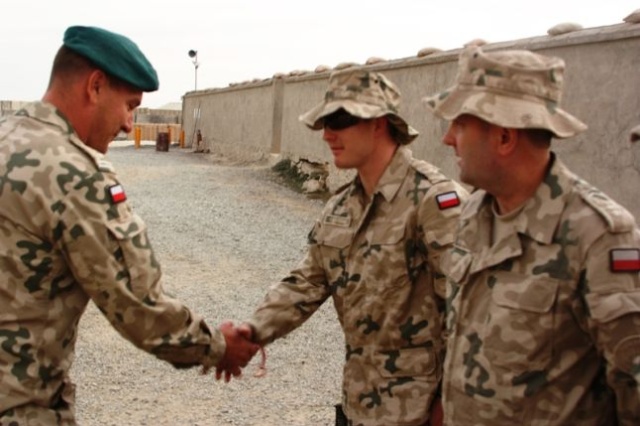 Bransoletki z linek spadochronowych dostali od amerykańskiego weterana polscy żołnierze w Afganistanie. Fot. kpt. Janusz Błaszczak [PKW Afganistan] Dwunastka z biało-czerwonymi opaskami [ZDJĘCIA]