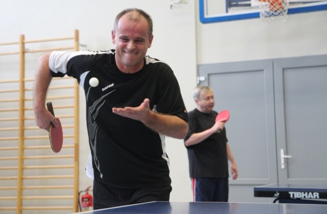 Zdzisław Paliwoda, w tle Bogusław Jaskulski. Fot. Bene Sport Centrum. Mistrzowie rakiet grają w Szczecinie [ZDJĘCIA]
