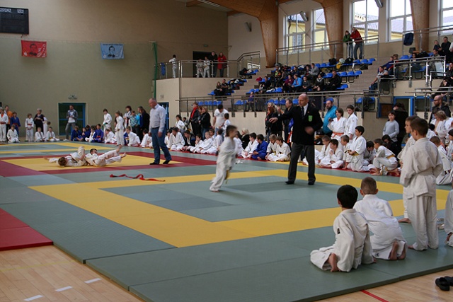 Choć ważą niewiele i nie skończyli jeszcze gimnazjum, to już walczą jak prawdziwi zawodnicy. Fot. Ewa Ostapowicz [Radio Szczecin] Mali mistrzowie w judo. Cenią sobie rywalizację [ZDJĘCIA]