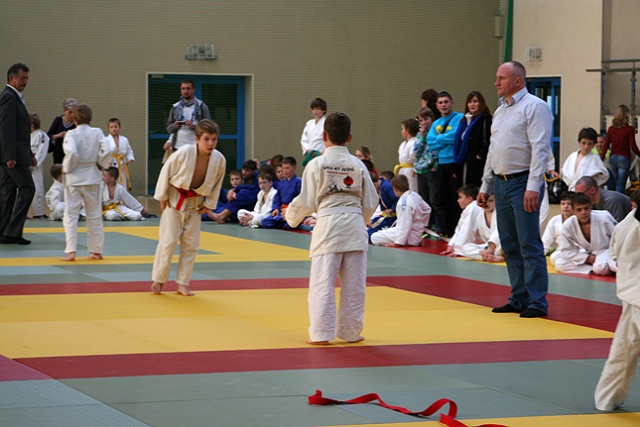 Choć ważą niewiele i nie skończyli jeszcze gimnazjum, to już walczą jak prawdziwi zawodnicy. Fot. Ewa Ostapowicz [Radio Szczecin] Mali mistrzowie w judo. Cenią sobie rywalizację [ZDJĘCIA]