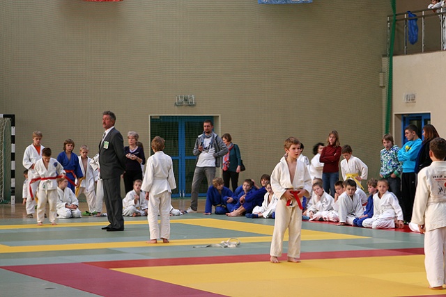 Choć ważą niewiele i nie skończyli jeszcze gimnazjum, to już walczą jak prawdziwi zawodnicy. Fot. Ewa Ostapowicz [Radio Szczecin] Mali mistrzowie w judo. Cenią sobie rywalizację [ZDJĘCIA]