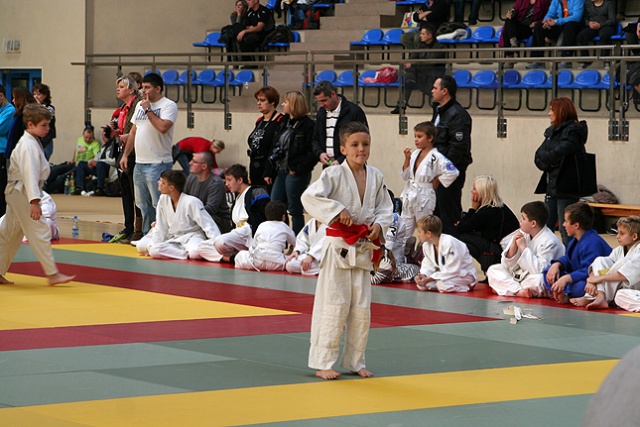 Choć ważą niewiele i nie skończyli jeszcze gimnazjum, to już walczą jak prawdziwi zawodnicy. Fot. Ewa Ostapowicz [Radio Szczecin] Mali mistrzowie w judo. Cenią sobie rywalizację [ZDJĘCIA]