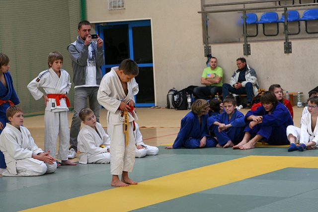 Choć ważą niewiele i nie skończyli jeszcze gimnazjum, to już walczą jak prawdziwi zawodnicy. Fot. Ewa Ostapowicz [Radio Szczecin] Mali mistrzowie w judo. Cenią sobie rywalizację [ZDJĘCIA]