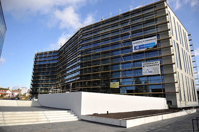 1600 osób w ciągu roku znajdzie pracę w szczecińskich "szklanych domach". Dobiega końca budowa drugiego wieżowca przy ulicy 1 Maja. Fot. Łukasz Szełemej [Radio Szczecin] Biznesowe wieżowce rozrastają się. Będzie też praca [ZDJĘCIA]