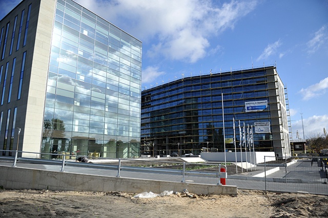 1600 osób w ciągu roku znajdzie pracę w szczecińskich "szklanych domach". Dobiega końca budowa drugiego wieżowca przy ulicy 1 Maja. Fot. Łukasz Szełemej [Radio Szczecin] Biznesowe wieżowce rozrastają się. Będzie też praca [ZDJĘCIA]