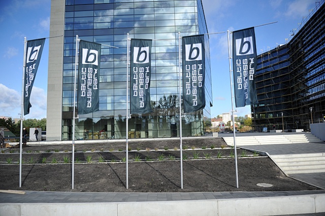 1600 osób w ciągu roku znajdzie pracę w szczecińskich "szklanych domach". Dobiega końca budowa drugiego wieżowca przy ulicy 1 Maja. Fot. Łukasz Szełemej [Radio Szczecin] Biznesowe wieżowce rozrastają się. Będzie też praca [ZDJĘCIA]