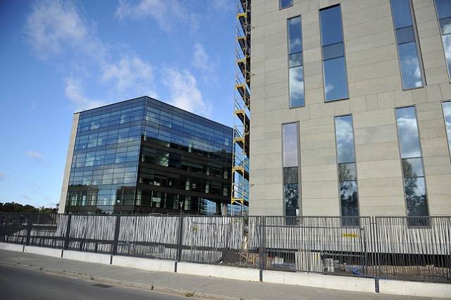 1600 osób w ciągu roku znajdzie pracę w szczecińskich "szklanych domach". Dobiega końca budowa drugiego wieżowca przy ulicy 1 Maja. Fot. Łukasz Szełemej [Radio Szczecin] Biznesowe wieżowce rozrastają się. Będzie też praca [ZDJĘCIA]