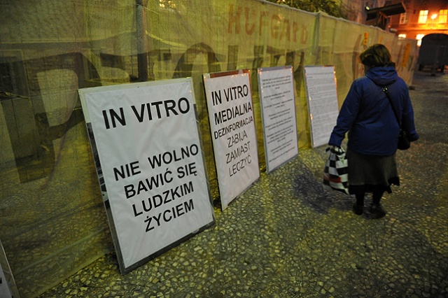 Ponad 50 osób protestowało pod szczecińskim magistratem przeciwko dofinansowywaniu zabiegów in vitro z budżetu miasta. Fot. Łukasz Szełemej [Radio Szczecin] Nie chcą in vitro. "To haniebna inicjatywa" [ZDJĘCIA, WIDEO]