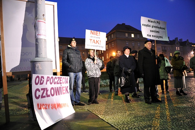 Ponad 50 osób protestowało pod szczecińskim magistratem przeciwko dofinansowywaniu zabiegów in vitro z budżetu miasta. Fot. Łukasz Szełemej [Radio Szczecin] Nie chcą in vitro. "To haniebna inicjatywa" [ZDJĘCIA, WIDEO]