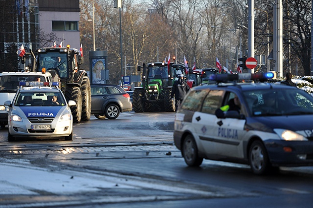 Kolumna około 50 ciągników i samochodów ciężarowych protestujących rolników ruszyła już spod siedziby oddziału Agencji Rynku Rolnego w Szczecinie. Fot. Łukasz Szełemej [Radio Szczecin] Rolnicy znów protestują w Szczecinie [ZDJĘCIA, NOWE]