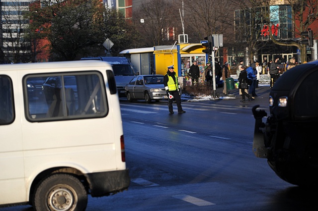 Kolumna około 50 ciągników i samochodów ciężarowych protestujących rolników ruszyła już spod siedziby oddziału Agencji Rynku Rolnego w Szczecinie. Fot. Łukasz Szełemej [Radio Szczecin] Rolnicy znów protestują w Szczecinie [ZDJĘCIA, NOWE]