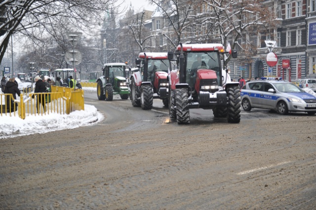 W piątek o 13 kilkadziesiąt rolniczych pojazdów ponownie wyjechało na ulice Szczecina. Fot. Łukasz Szełemej [Radio Szczecin] Rolnicy: Żadnych rozmów na razie nie będzie [NOWE, ZDJĘCIA]