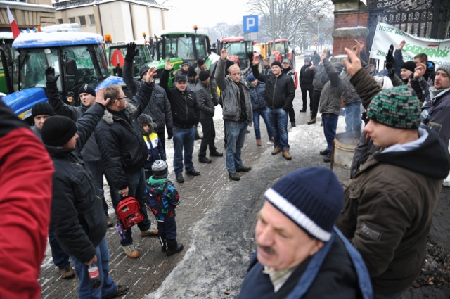 Protestujący w Szczecinie od 5 grudnia rolnicy w sobotę znów wyjechali na ulice. Fot. Łukasz Szełemej [Radio Szczecin] Kolumna ciągników znów na ulicach Szczecina [NOWE, ZDJĘCIA]