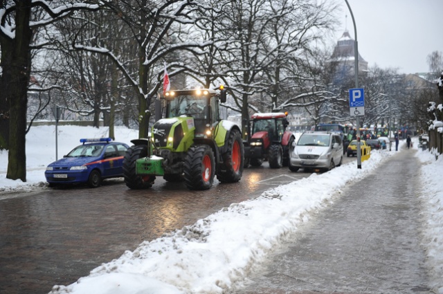 Protestujący w Szczecinie od 5 grudnia rolnicy w sobotę znów wyjechali na ulice. Fot. Łukasz Szełemej [Radio Szczecin] Kolumna ciągników znów na ulicach Szczecina [NOWE, ZDJĘCIA]