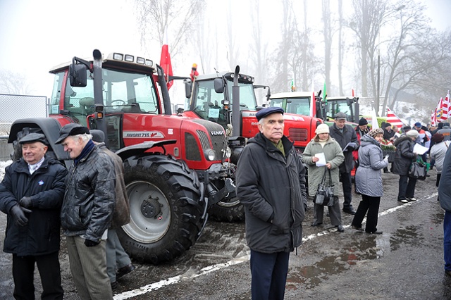 Związkowcy z Solidarności maszerowali przez Szczecin z biało-czarnym transparentem z napisem "Pracy i Chleba". Fot. Łukasz Szełemej [Radio Szczecin] Manifestacja Solidarności na ulicach Szczecina [NOWE, DUŻO ZDJĘĆ]