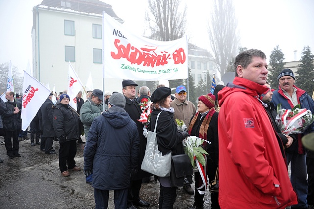 Związkowcy z Solidarności maszerowali przez Szczecin z biało-czarnym transparentem z napisem "Pracy i Chleba". Fot. Łukasz Szełemej [Radio Szczecin] Manifestacja Solidarności na ulicach Szczecina [NOWE, DUŻO ZDJĘĆ]