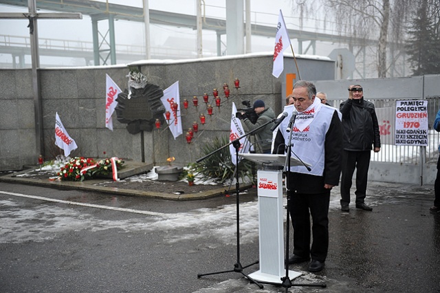 Związkowcy z Solidarności maszerowali przez Szczecin z biało-czarnym transparentem z napisem "Pracy i Chleba". Fot. Łukasz Szełemej [Radio Szczecin] Manifestacja Solidarności na ulicach Szczecina [NOWE, DUŻO ZDJĘĆ]