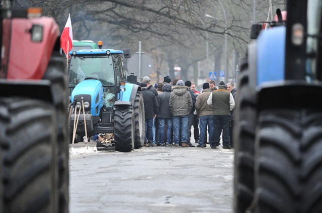 Zachodniopomorscy rolnicy znów wyjechali ciągnikami na ulice Szczecina. Fot. Łukasz Szełemej [Radio Szczecin] Nie odpuszczają. Traktory są już w centrum [ZDJĘCIA]